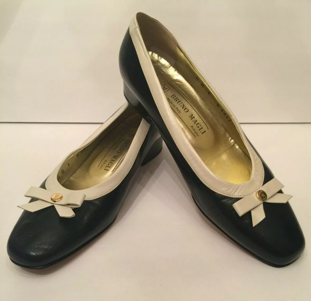 Bruno Magli Womens Spectator Flats Sz 8AA Navy White Leather Slip On Bow Accent