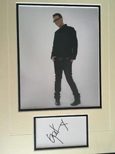 GOK WAN - TOP TV FASHION GURU - EXCELLENT SIGNED PHOTO DISPLAY