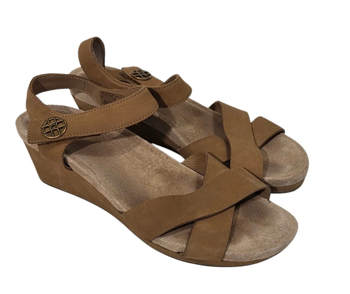 Sandali UGG Veva zeppa bassa pelle marrone nabuk cinturino alla caviglia 1011549 donna taglia 9