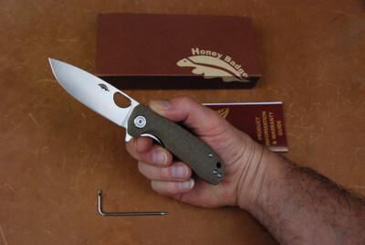 Honey Badger Taschenmesser Flipper D2 Small Tan Griff mit Waben-Muster