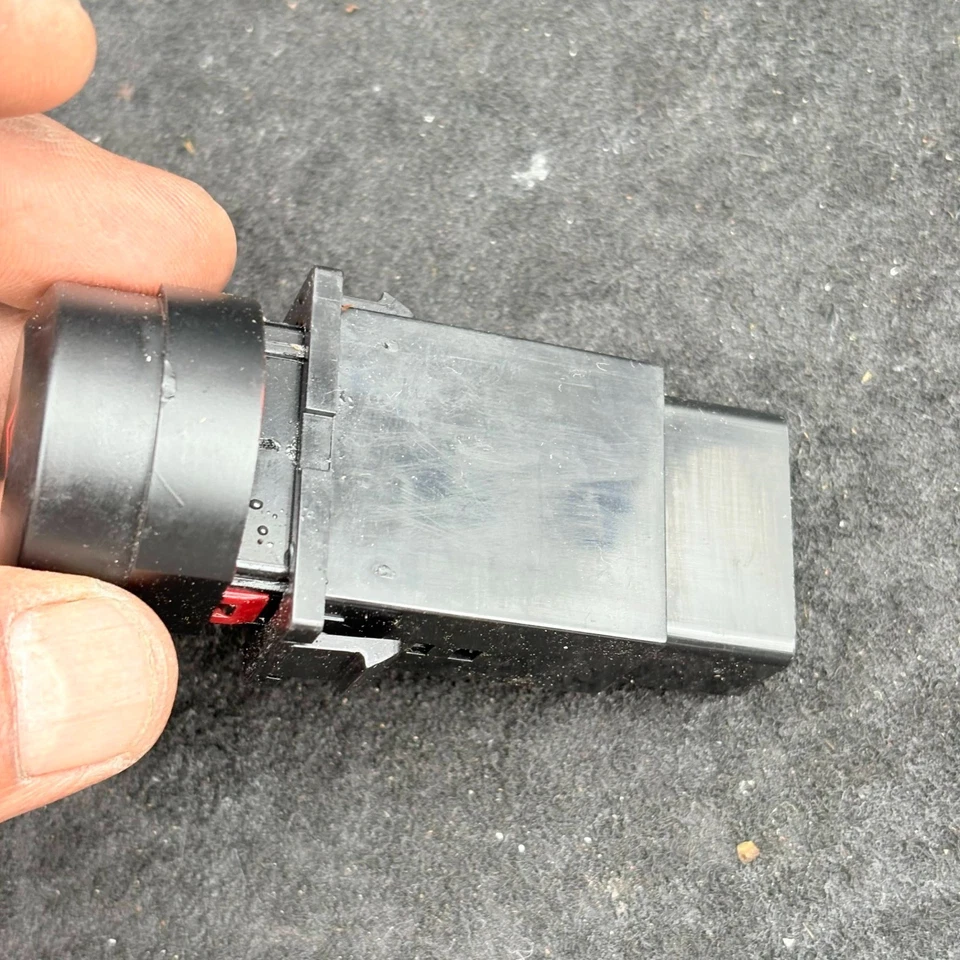 Interruptor de peligro - Kia Sorento 2004 - 93730 3E000 Foto 3 de 4