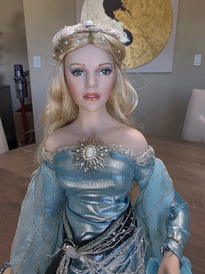 Franklin Mint Lady Of the Lake Camelot 瓷娃娃 Excalibur 剑和支架 — 第 2/4 张图片