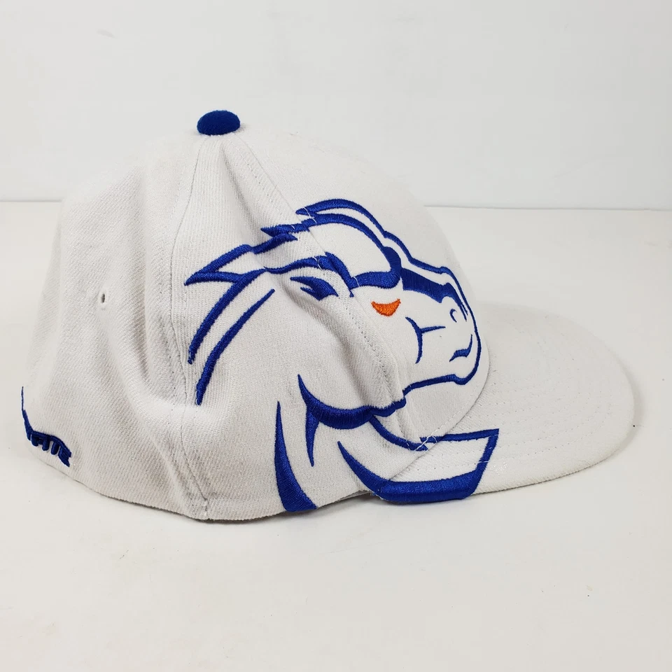 Zephyr NCAA Boise State University Broncos Adult Sz M/L White Blue Stretch Hat - Image 3 of 4