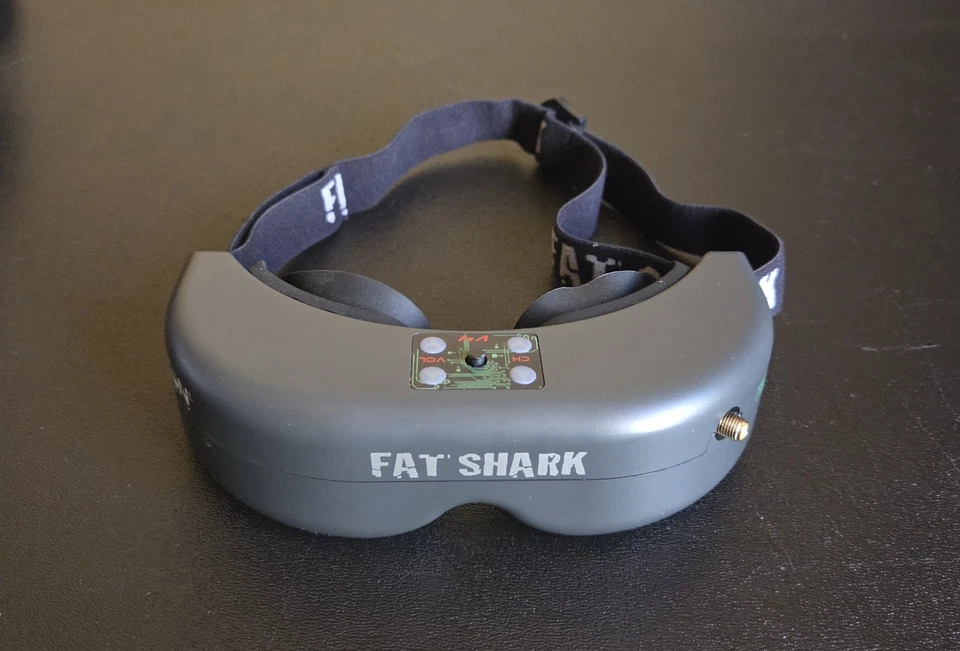 Очки Fat Shark RC Vision V4 FPV не поставляются с аккумулятором или адаптером заряда  - Изображение 4 из 4