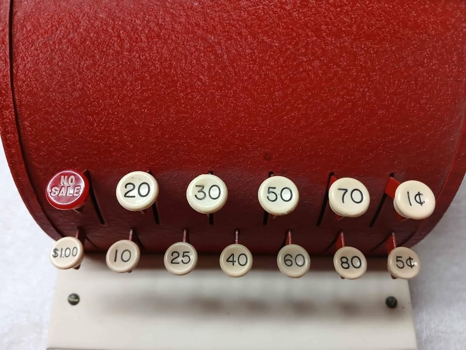 как выглядит Vintage Tom Thumb 1950s Red Chrome Metal Western Stamping Portable Cash Register фото