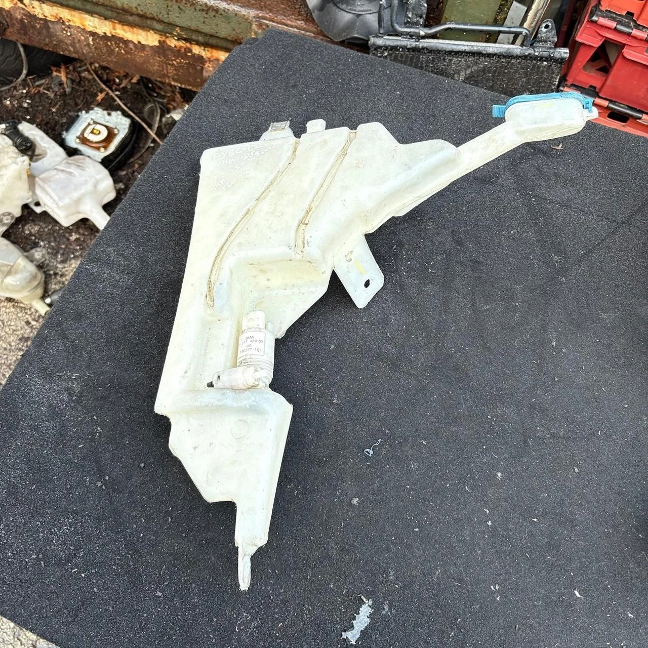 Washer bottle / reservoir with pump - full