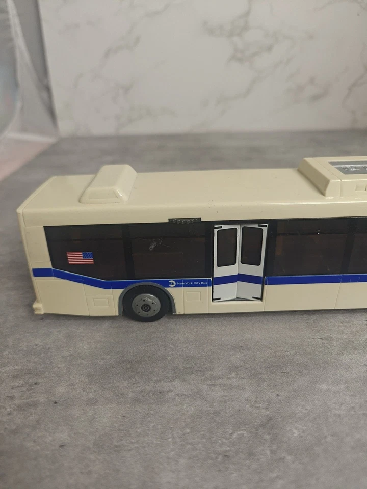 Autobús de juguete eléctrico híbrido de plástico Daron Realtoy NY juguete de fricción con puertas abiertas Foto 2 de 4
