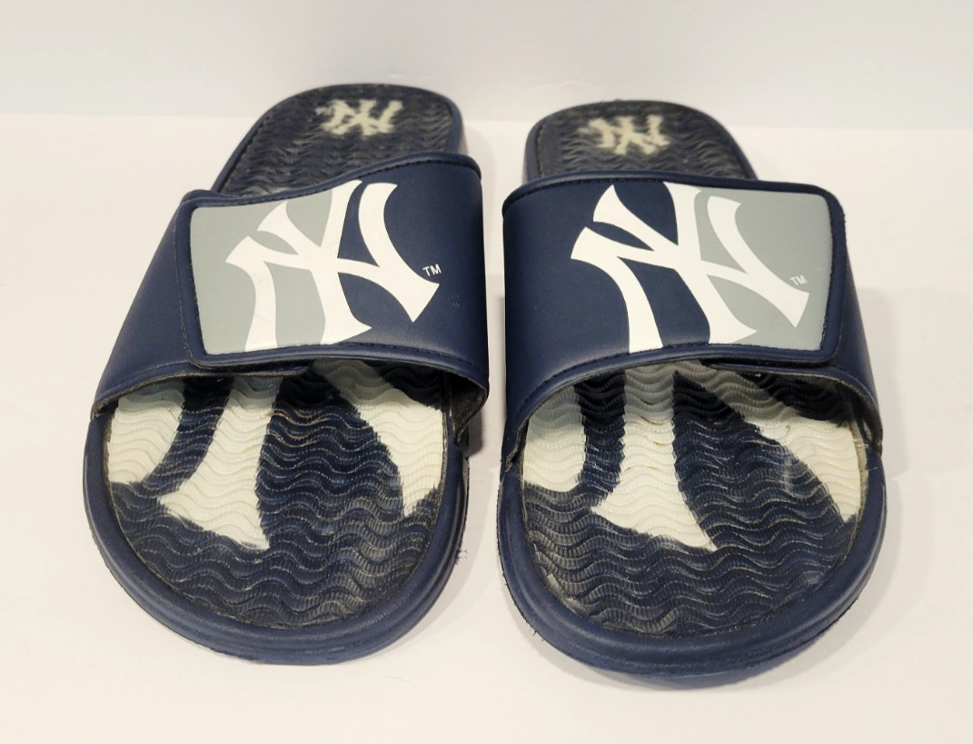 NWOT-Mens 9 NEW YORK YANKEE 
Jual SANDAL black and gold
Unique slides  flip-flop Nike OffCourt Slide Sandal MLB New York Yankees Mens Size 9  main image 2