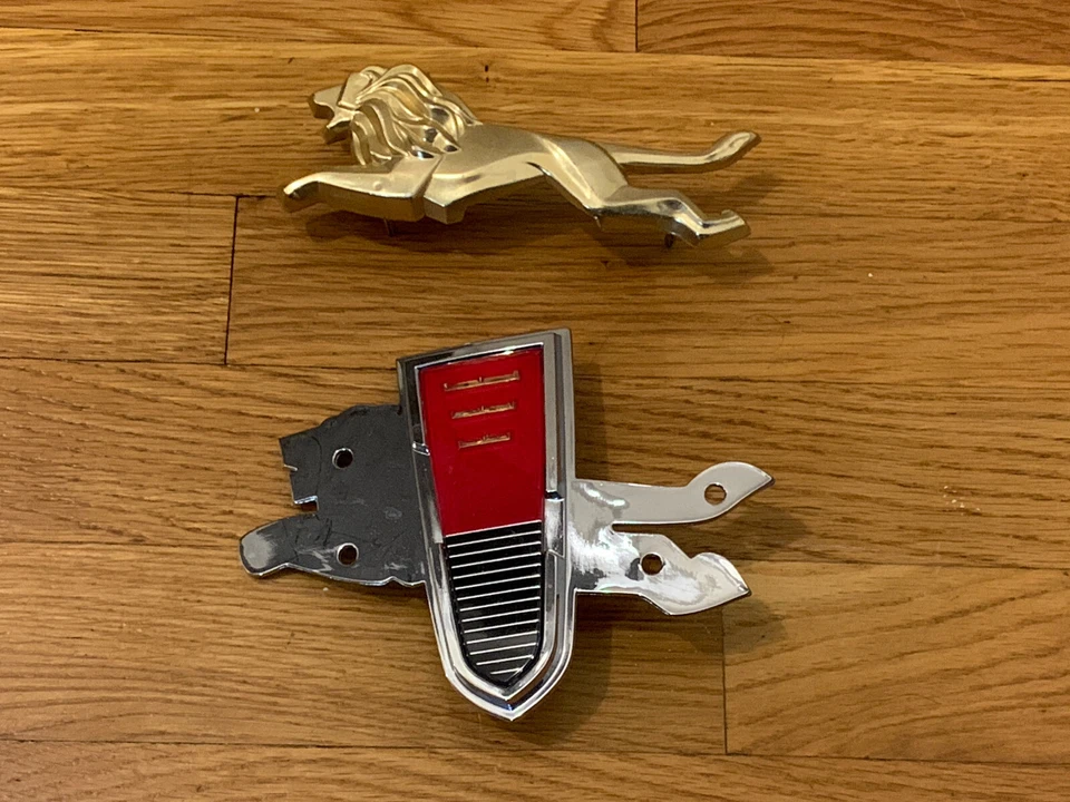 HERMOSO ADORNO EMBLEMA PARRILLA CHRYSLER NEW YORKER 1960 NOS Foto 2 de 4