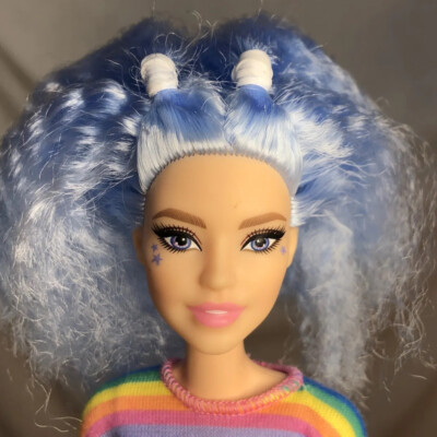 Barbie Fashionistas Bambola Con Capelli Azzurri E Accessori – GRB61, Per Bambini 3+ Anni