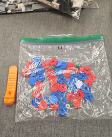 Lego 40174 Iconic Chess & Checkers Set w/ manual Not sure if all pieces are here