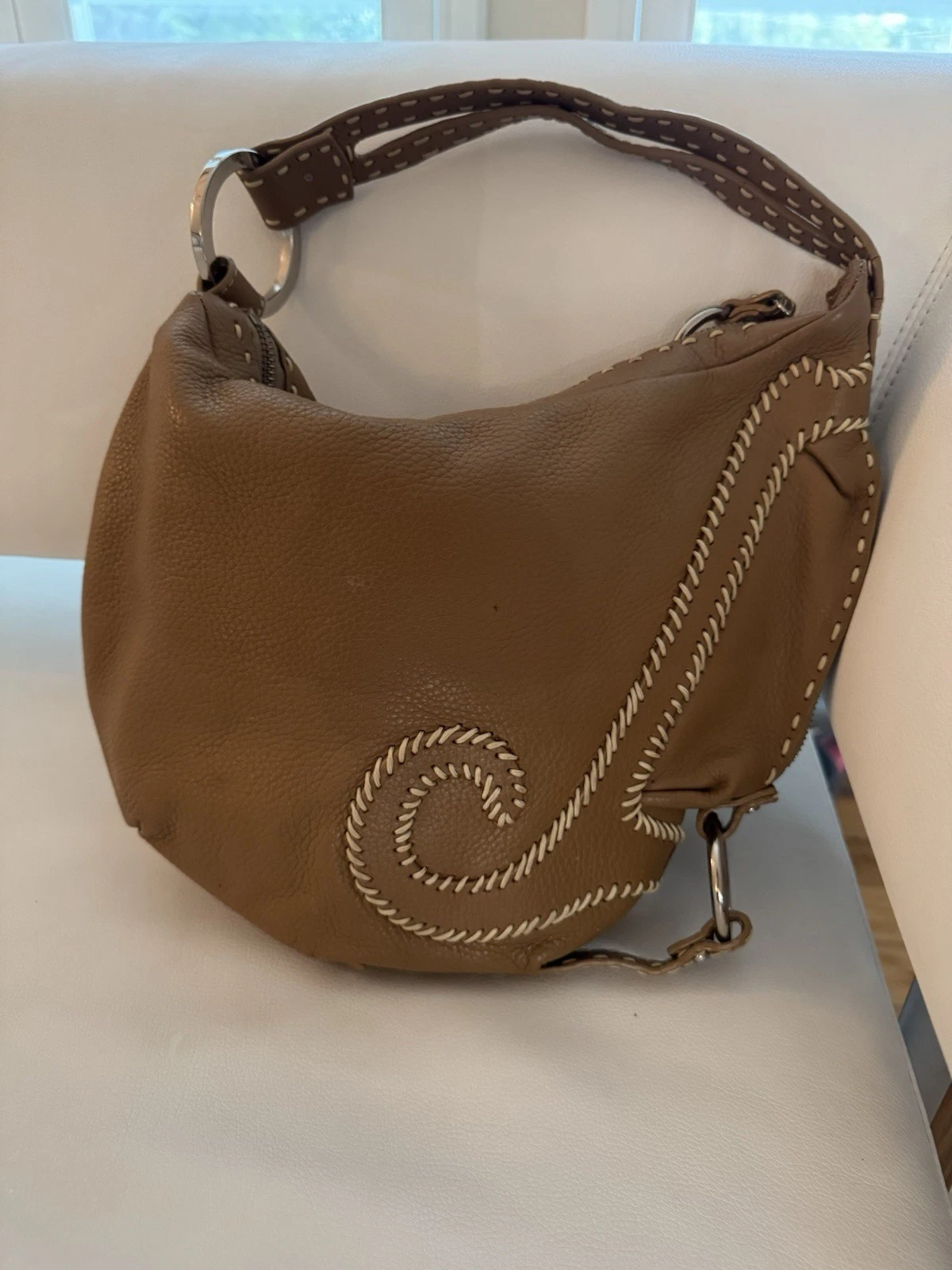 Borsa a tracolla Fendi Selleria Biga. Pelle a grana marrone.