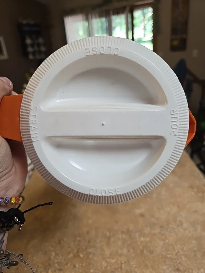 Jarra naranja de plástico vintage de 2 cuartos de galón de los años 70 con tapa coladora y tulipán en relieve Foto 4 de 4