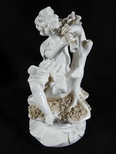 STATUETTE FIGURINE GARÇON JOUANT DE LA MUSIQUE EN PORCELAINE CAPODIMONTE ITALIE