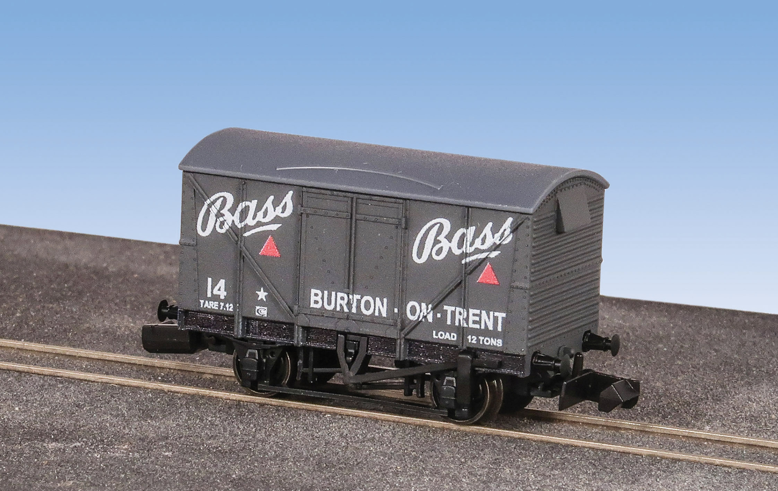 Peco NR-2002P N Gauge BR 12 Ton Van Bass Brewery