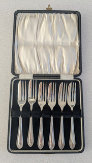 VINTAGE SILVER PLATED BOXED SET OF 6 PASTRY / CAKE FORKS MID 20TH CENTURY