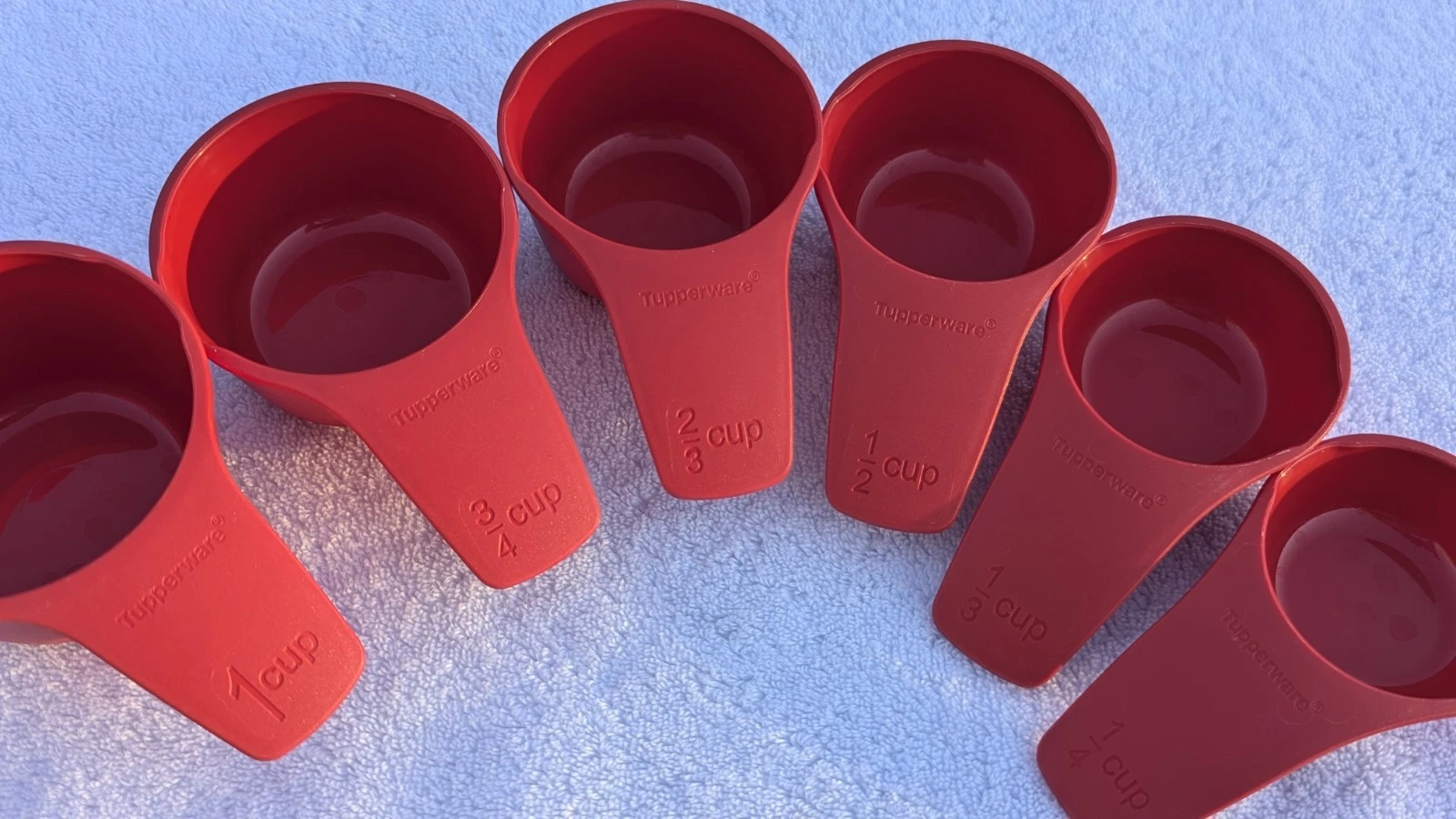 Tupperware Measuring Cups Curved Handle Double Spout Set of 6 #6135A Red