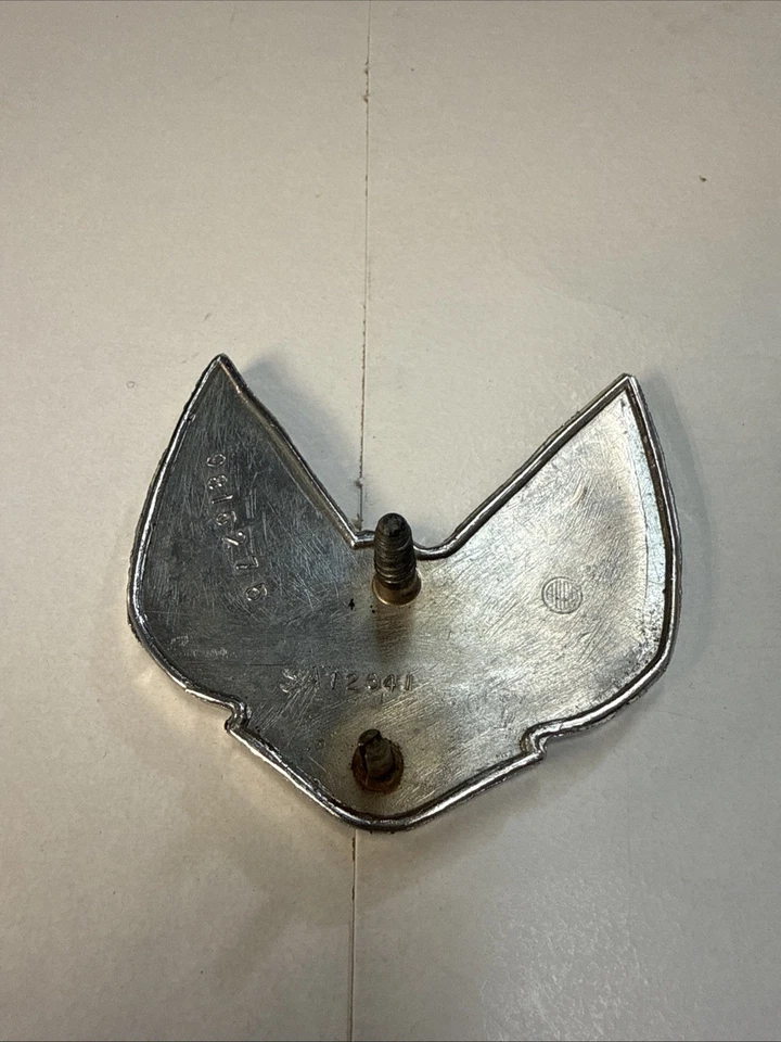 Pontiac Firebird 1970-1974 maletero tapa transmisión am emblema GM parte 9815275 Foto 2 de 4