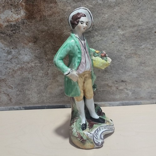 Antigua estatua masculina de vendedor de frutas Old Staffordshire Ware Inglaterra 1885 - Imagen 8 de 11
