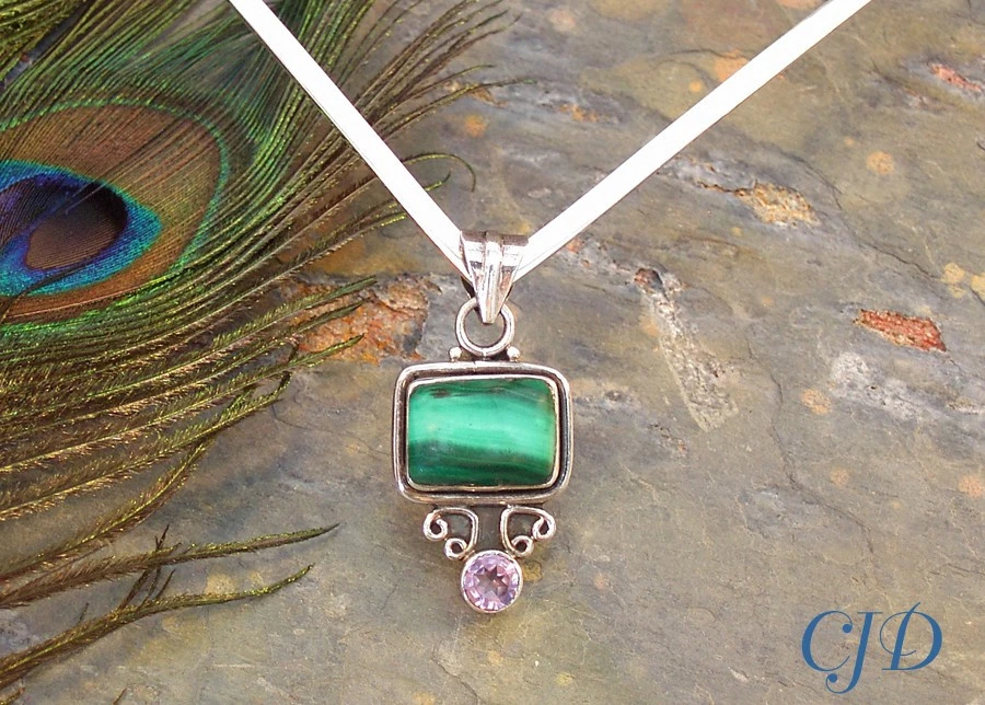 Colgante de piedras preciosas hechas a mano de plata de ley con malaquita y 1 quilate de amatista único en su clase Foto 4 de 4