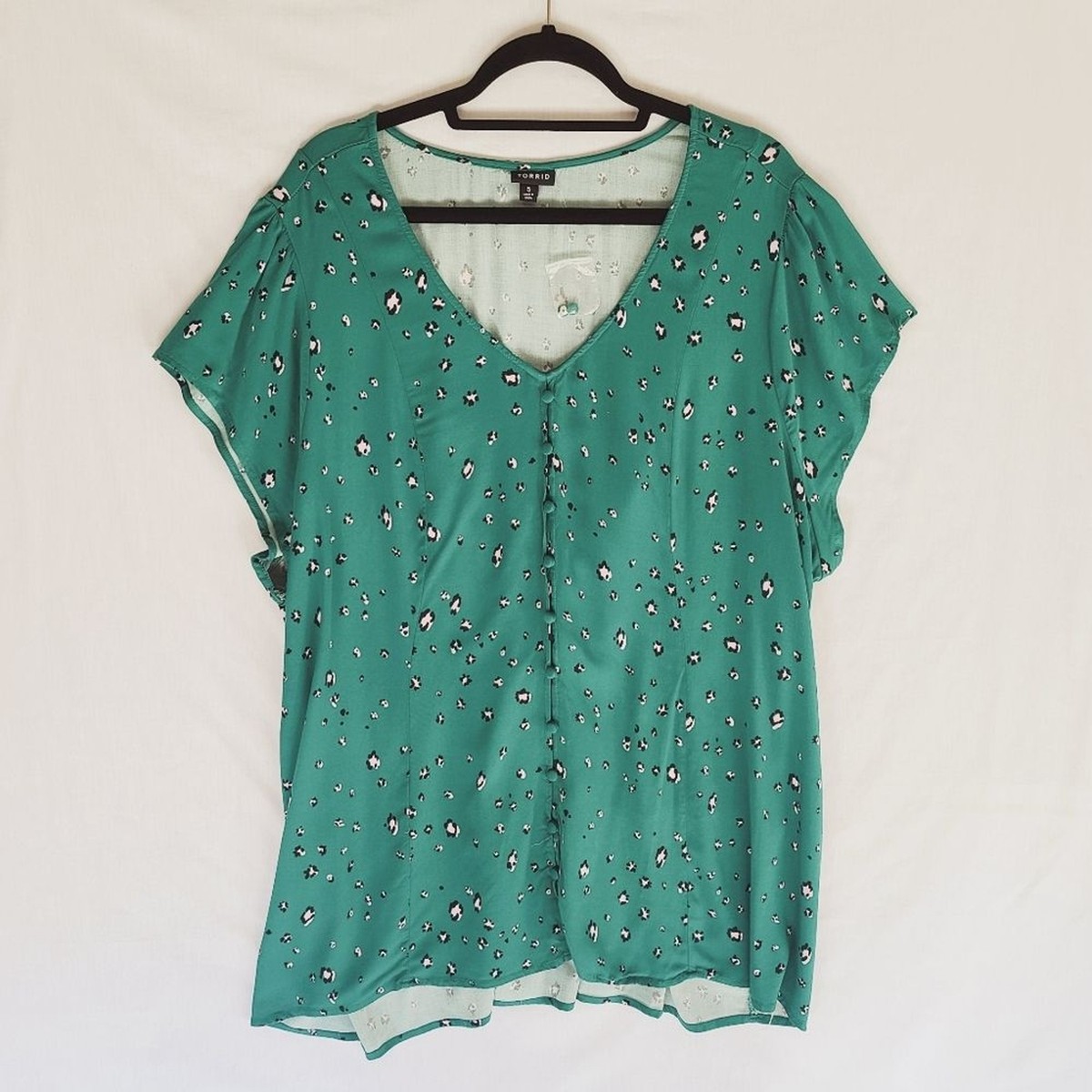 torrid green leopard dress Size 4/4X Challis Print Blouse Top Satin homecoming dress