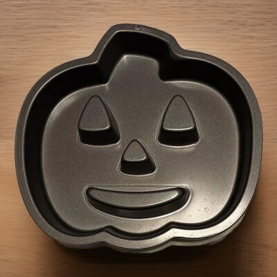 HALLOWEEN NONSTICK CAKE PAN PUMPKIN JACK-O-LANTURN 11'' X 10 1/2'' X 1 1/2 WILTON