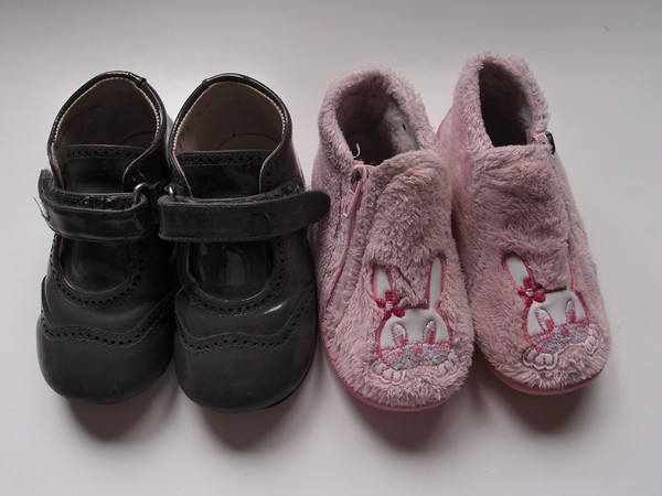 Lote calzado niña número 23: Zapatos de piel y zapatillas casa. COMBINO ENVÍOS