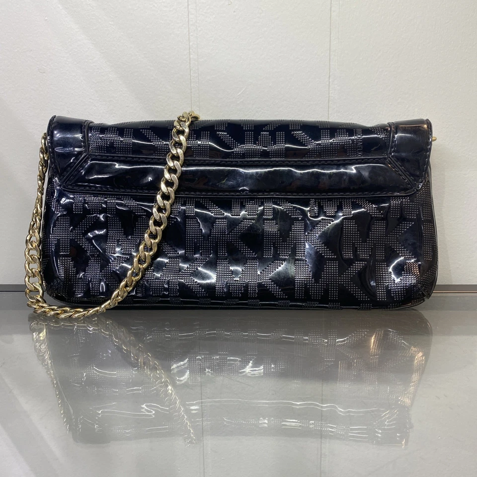 Bolso de mano Michael Kors Delancy de charol negro usado con correa de cadena dorada Foto 2 de 4