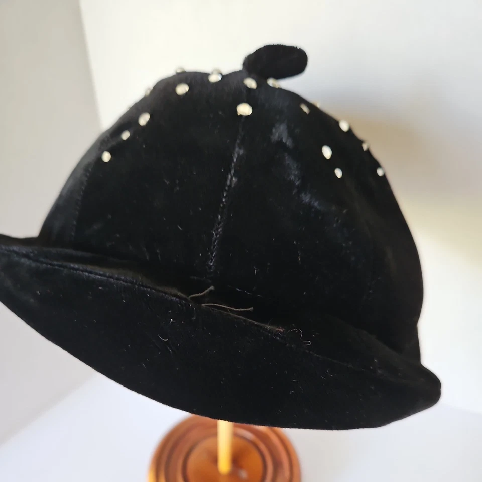 Chapéu feminino vintage década de 1950 boina de veludo preto com joias - Imagem 4 de 4