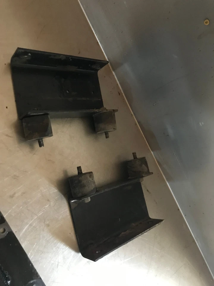 Soportes de montaje de motor de motor diésel Kubota D600 para máquina Woods Mow N 1860 Foto 4 de 4