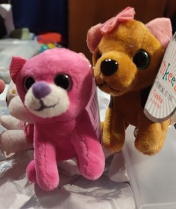 These are 2 Winkeez plush backpack clips, cat & dog.