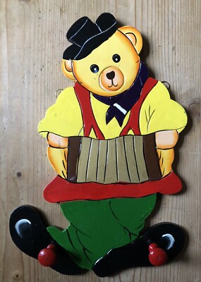 Akkordeon spielender Teddybär Kleiderhaken Aufhänger Holz handbemalt von John Lewys