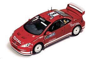Peugeot 307 WRC miniature Ixo protégeant de la poussière avec sa boîte vitrine