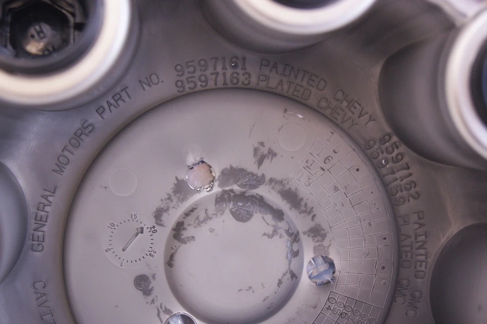 4 novas tampas de cubo central Chevy Silverado 2500 3500 cromadas fabricante de equipamento original 9597163 - Imagem 4 de 4