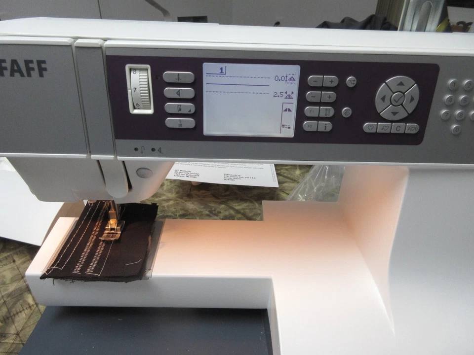 Pfaff IDT Expression 3.0 Quilting Sewing Machine (LOW HOURS) - Image 3 of 4