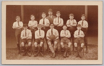 FUSSBALL unbekannte Schulmannschaft um 1920 RP Postkarte