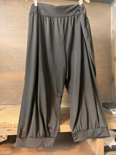Schwarze Damenhose Plus 4X zum Überziehen - Crop/Caprihose - neu ohne Etikett elastischer Bund