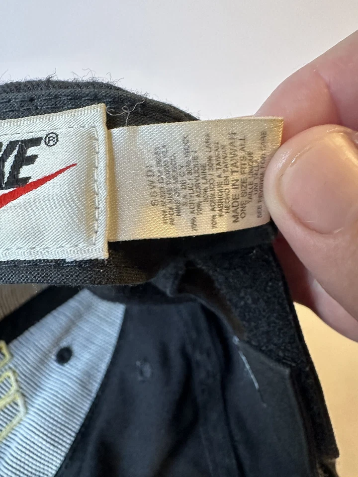 Gorra Nike Años 90 Vintage Negra - Letras Amarillas/Verdes Con Swoosh Centrado Debajo Foto 4 de 4