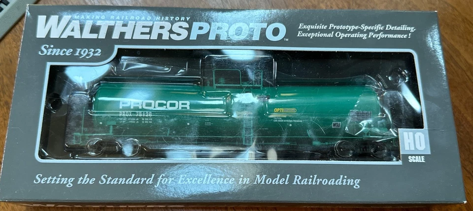 Walthers PROTO 920-100225 54’ UTLX 23000g Funnel Flow Tank Car Procor 75126 NY - Image 3 of 4