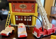 Vintage 1980 Little People FIRE STATION #928 Near Complete Works