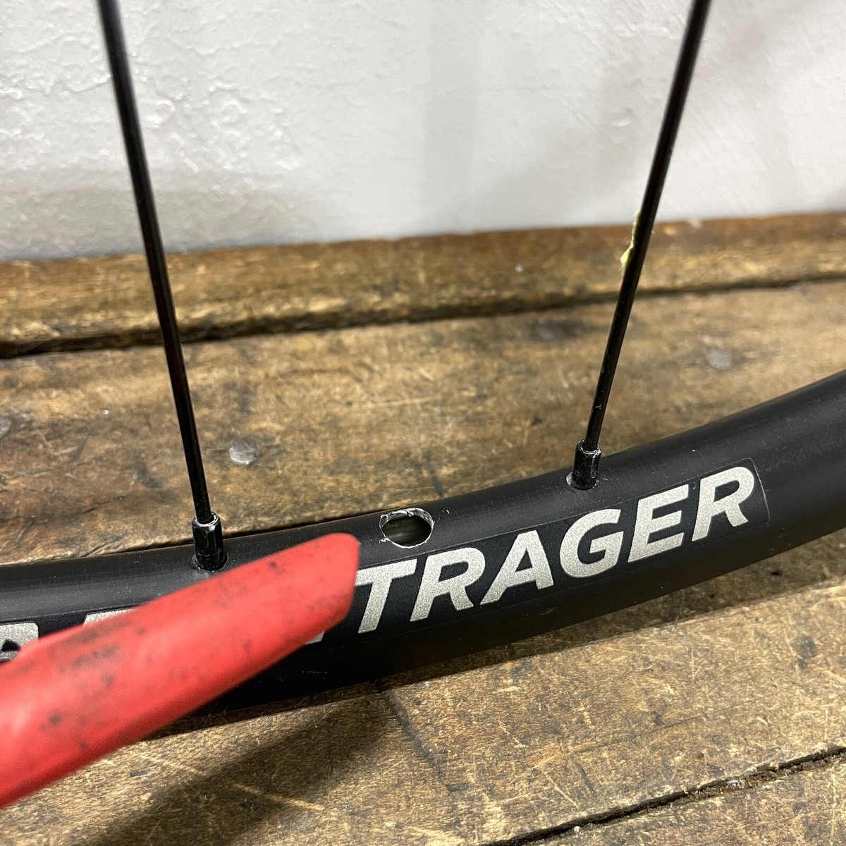 【BONTRAGER】完組ホイール700C（クイックリリース） Bontrager 700c DISC Front Wheel Black 32 Spoke 32h QR Schrader