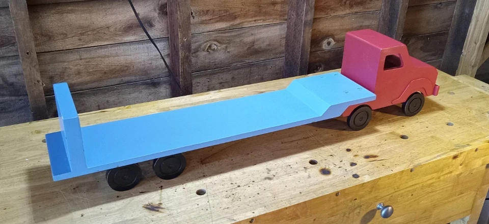 Estantería de semi camión Pottery Barn para niños Foto 3 de 4