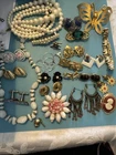 VINTAGE COSTUME JEWELRY! Lot 00045
