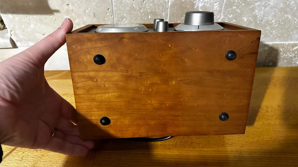 Relógio despertador Tivoli modelo três Henry Kloss madeira e bege - Imagem 4 de 4