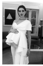 Annehathaway Black And White Dress 11x17 Poster 001