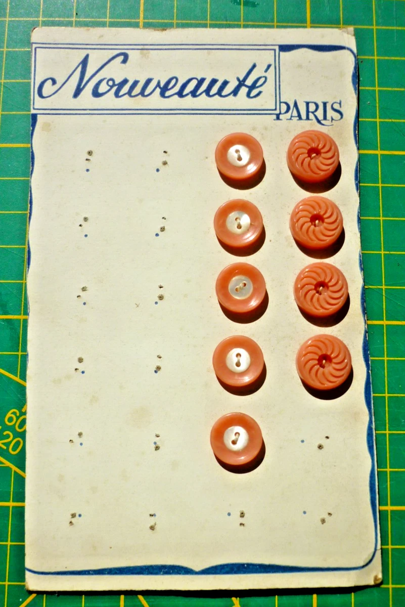 Plaque De 48 Boutons Anciens - Collection Décoration Ou Couture, Neuf