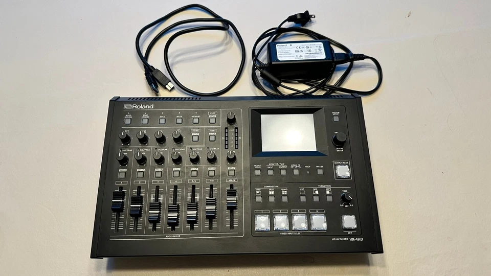 Mezclador de video/audio Roland VR-4HD - ¡Como nuevo! Adaptador CA y cable USB incluidos Foto 2 de 4