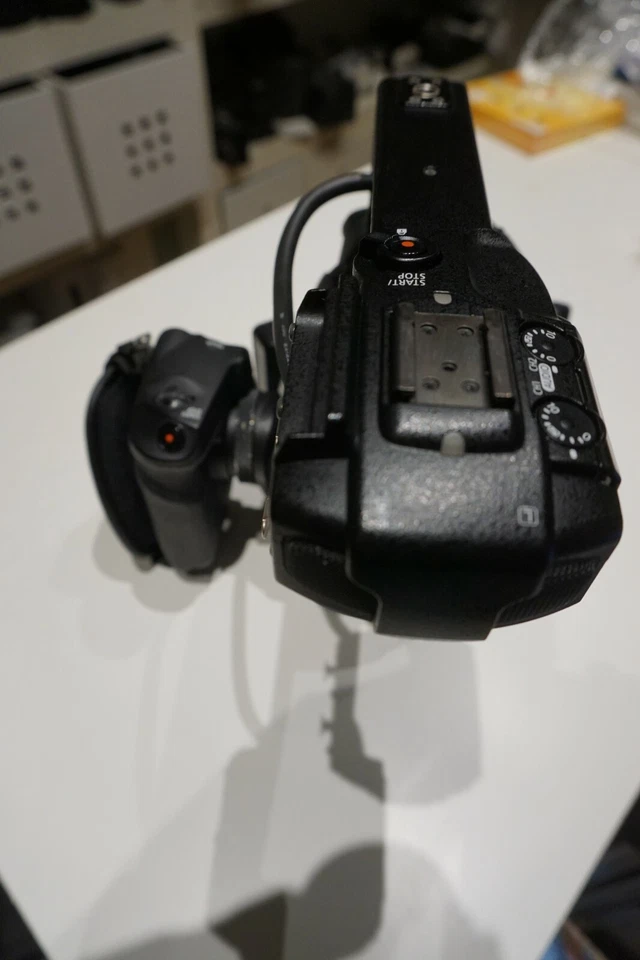 Canon EOS C100 FULL HD HÄNDLER TOP mit DAF update CMOS AF - Bild 2 von 4