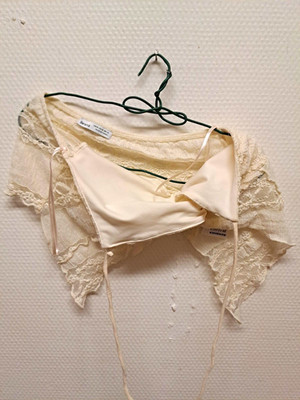 Bershka Damen Spitzen-Crop-Top beige Gr. XS Spaghettiträger Herz Bindeverschluss