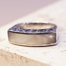 Size 6, vintage Sterling 925 silver statement ring with mother of pearl inlay